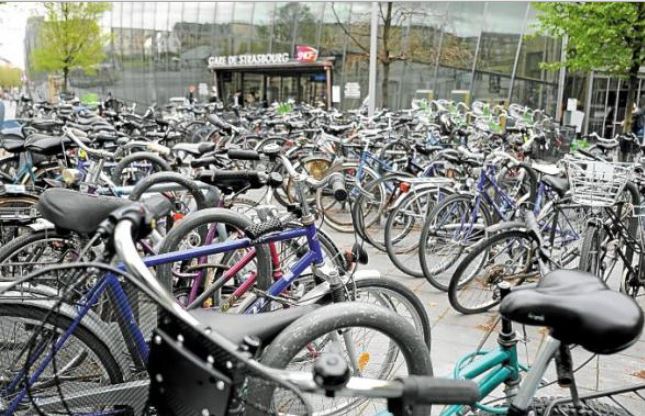 Velos devant la gare